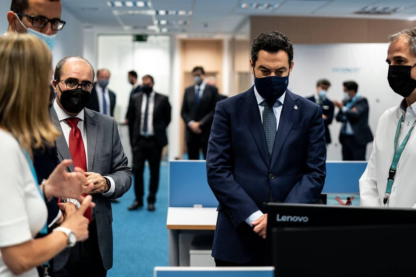 Juanma Moreno visita la sede de Viewnext, centro de innovación de IBM en Sevilla