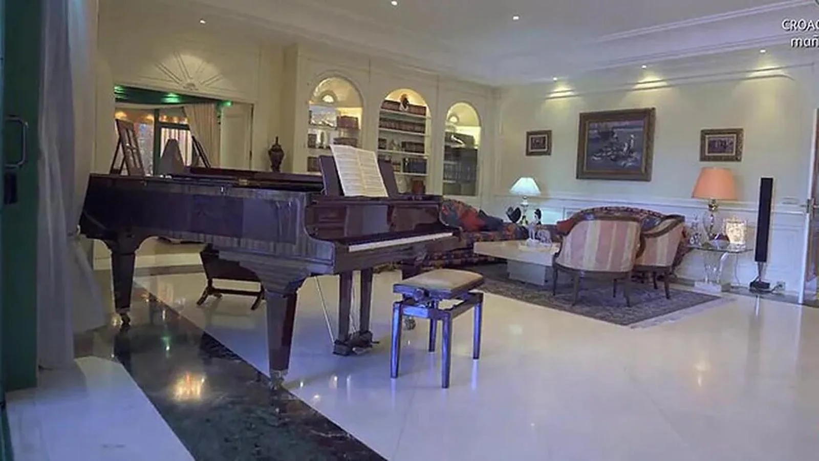Uno de los muchos salones con los que cuenta la impresionante casa de 5.000 metros cuadrados. En casi todas las estancias hay un piano, una de las aficiones del productor televisivo. 
