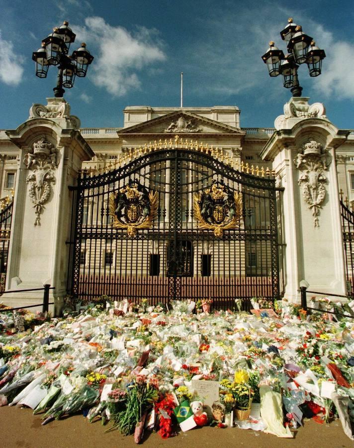 El Palacio de Buckingham, repleto de señales de duelo por Lady Di. 