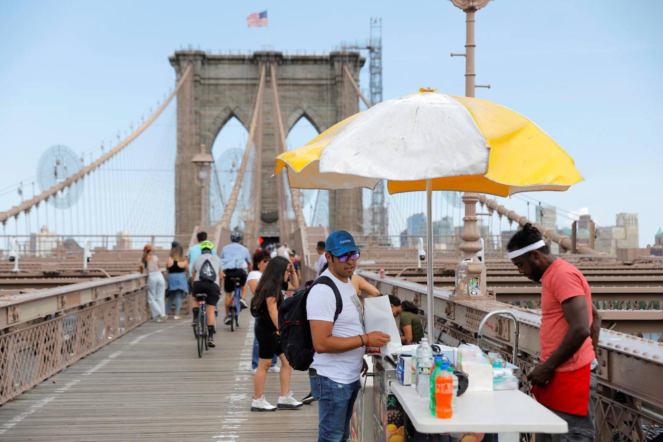 Una persona compra una bebida en el Puente de Brooklyn durante la ola de calor que se vive en el distrito. 