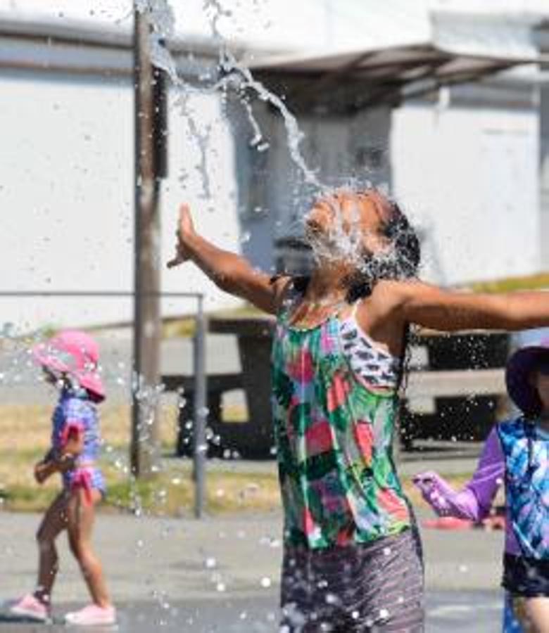 Las escuelas y los centros de vacunación del Covid ha cerrado. Los parques acuáticos son una refrescante alternativa. 