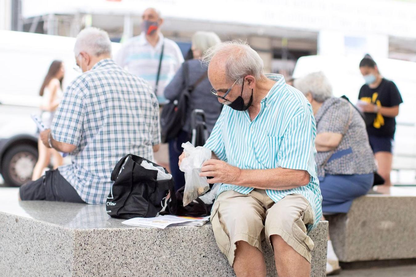 Un hombre cuenta las pesetas que va a cambiar por euros en el Banco de España de Barcelona. 