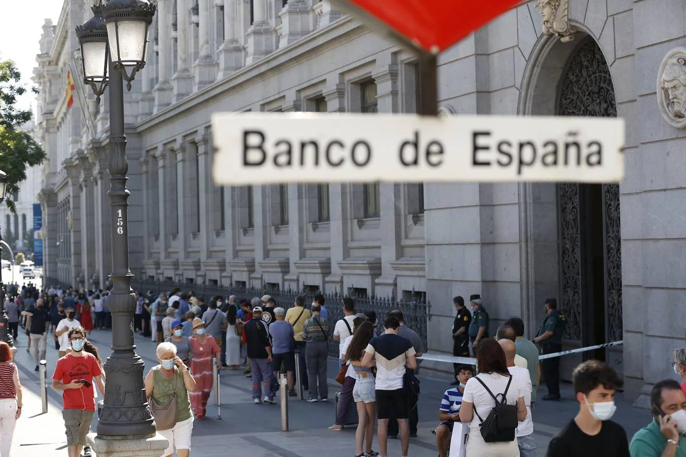 En imágenes: largas colas en el Banco de España para cambiar las últimas pesetas
