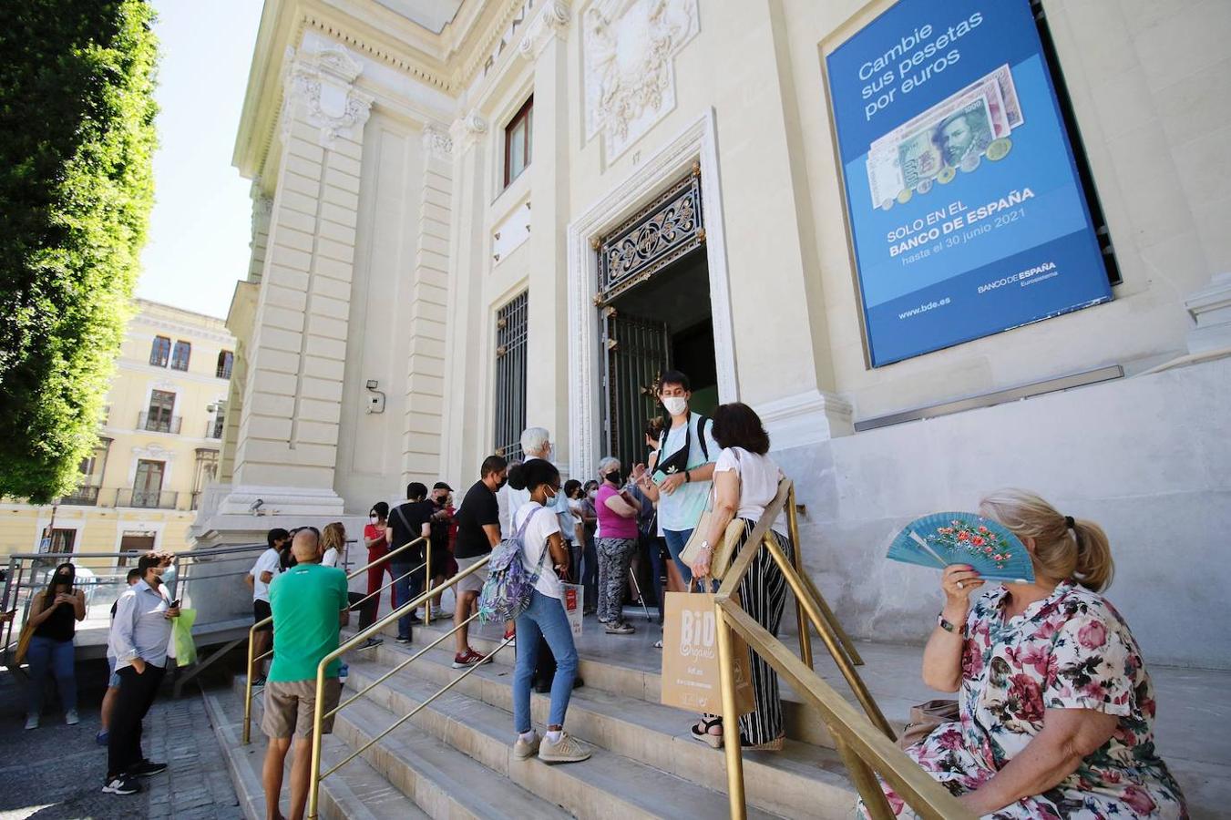 Entrega de pesetas en el Banco de España de Sevilla. 