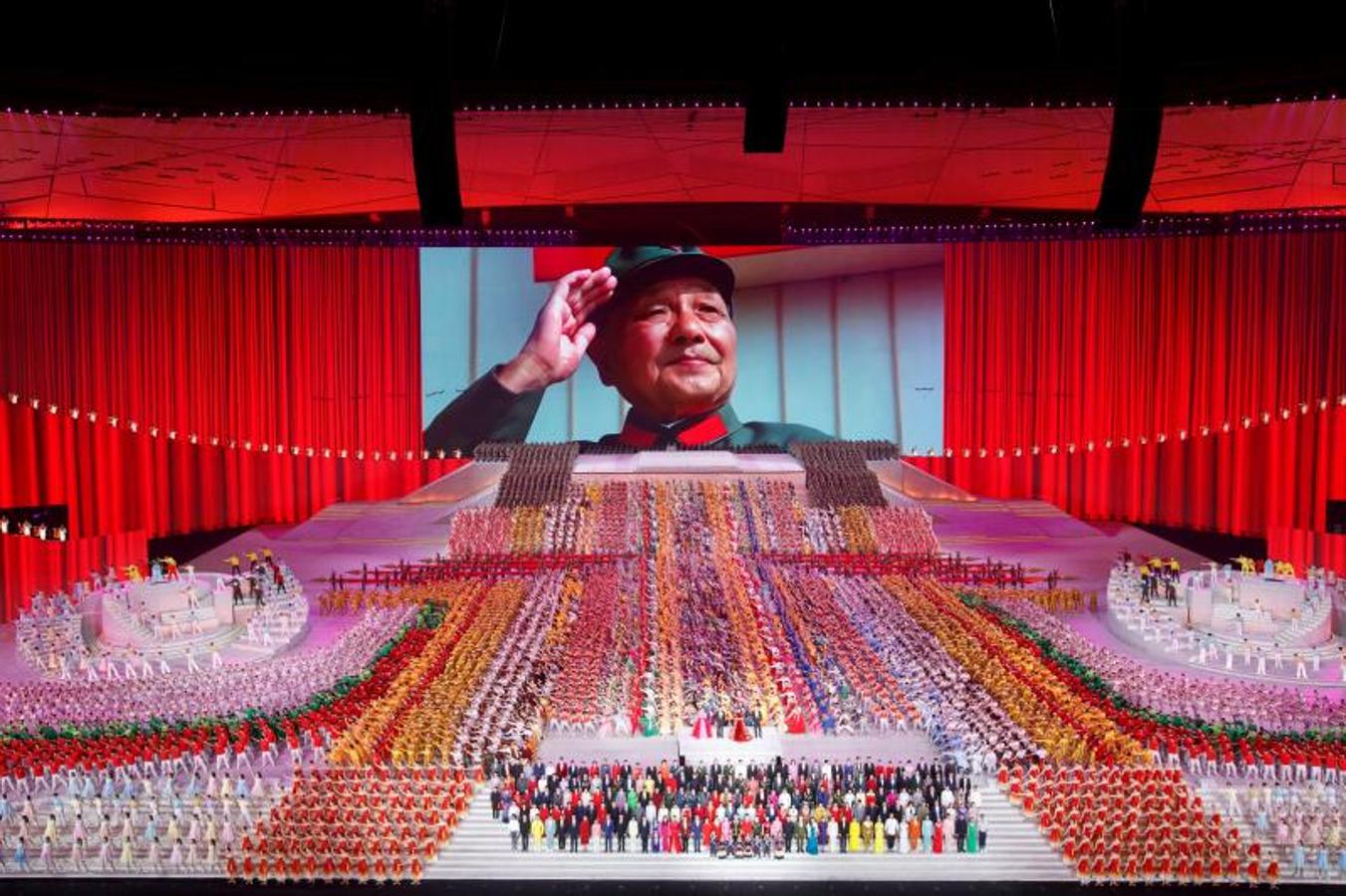 Una pantalla muestra al difunto líder chino Deng Xiaoping durante un espectáculo que conmemora el centenario de la fundación del Partido Comunista de China en el Estadio Nacional en Beijing, China, el 28 de junio de 2021. 