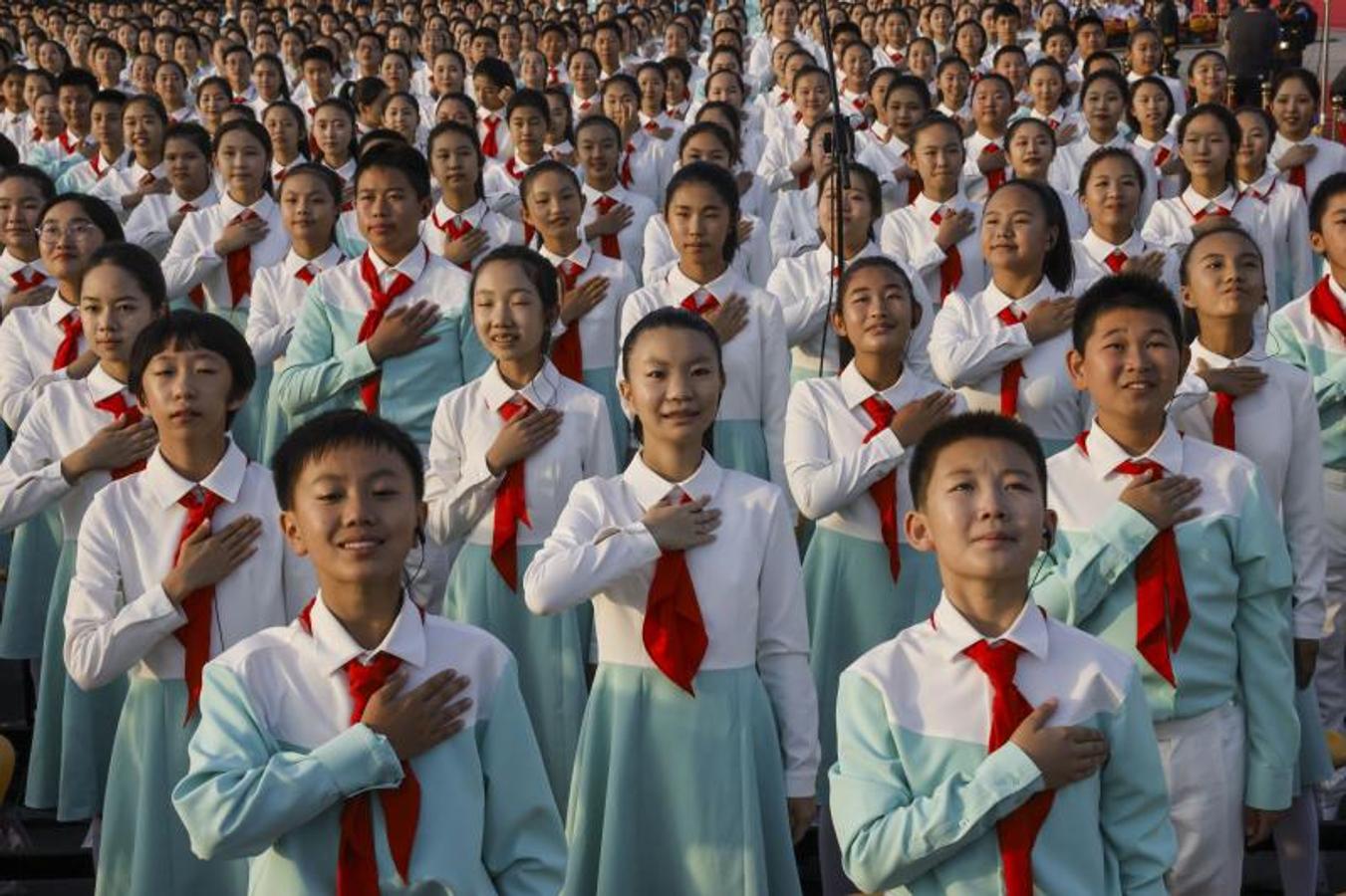 Los participantes ensayan en la Plaza de Tiananmen antes de un desfile con motivo del centenario. 