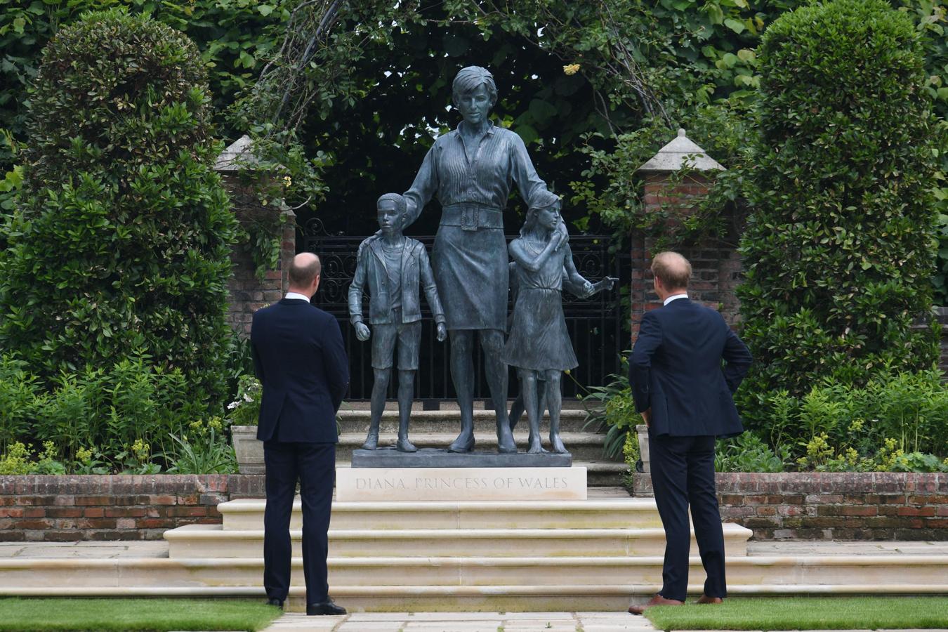 Ian Rank-Broadley ha sido el encargado de realizar la estatua colocada en el remodelado Jardín Hundido del Palacio de Kensington. 