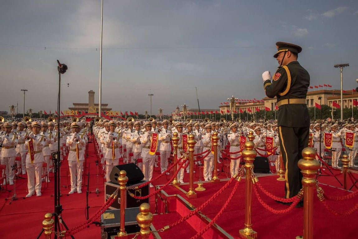 Miembros de la orquesta militar china ensayan en la Plaza de Tiananmen antes de la celebración del centenario de la fundación del Partido Comunista chino. 