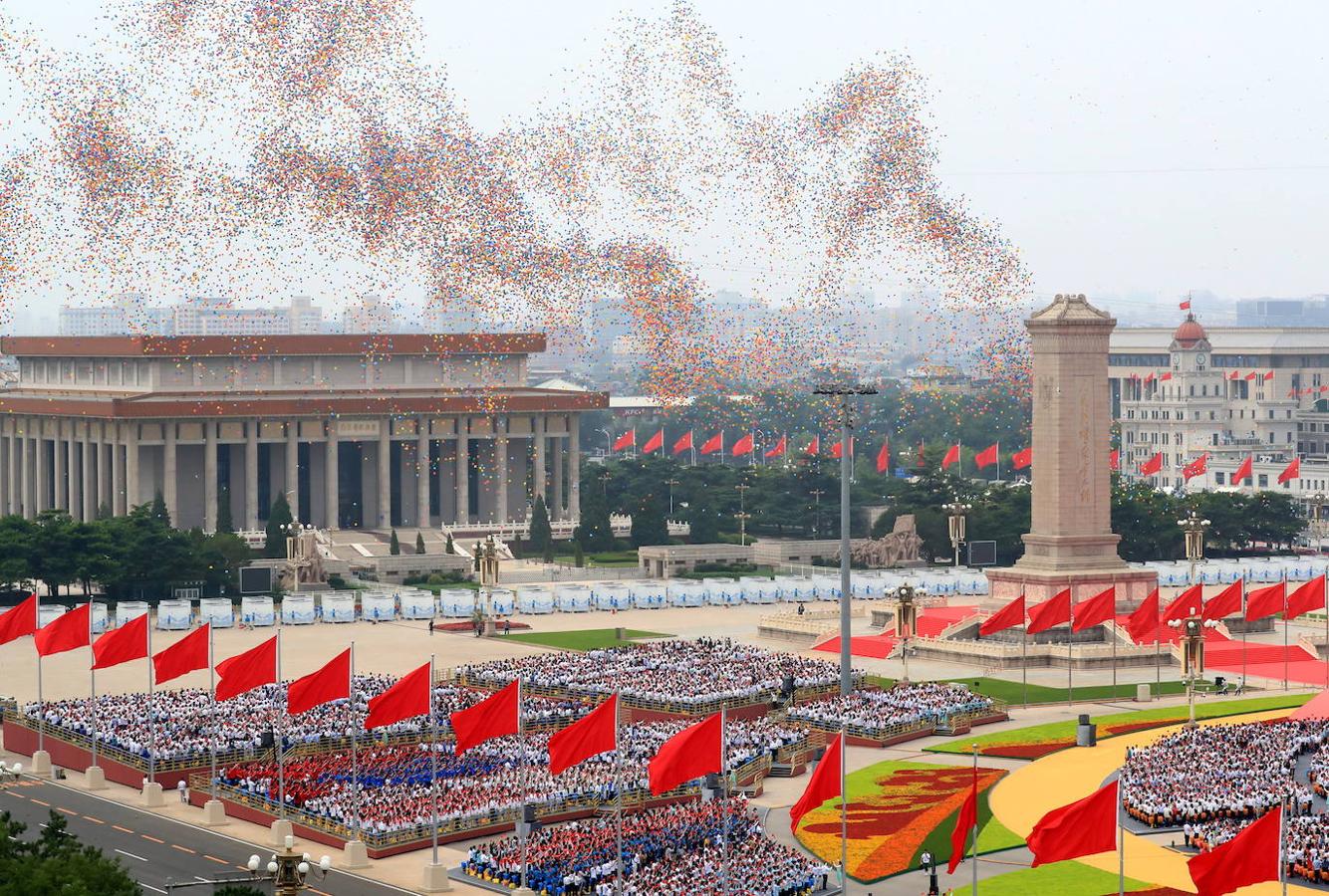 Liberación de globos durante la celebración del centenario de la fundación del Partido Comunista chino en la Plaza de Tiananmen. 