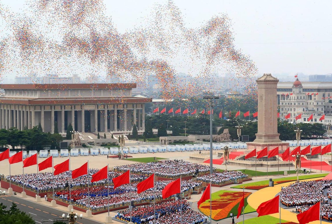 Liberación de globos durante la celebración del centenario de la fundación del Partido Comunista chino en la Plaza de Tiananmen. 