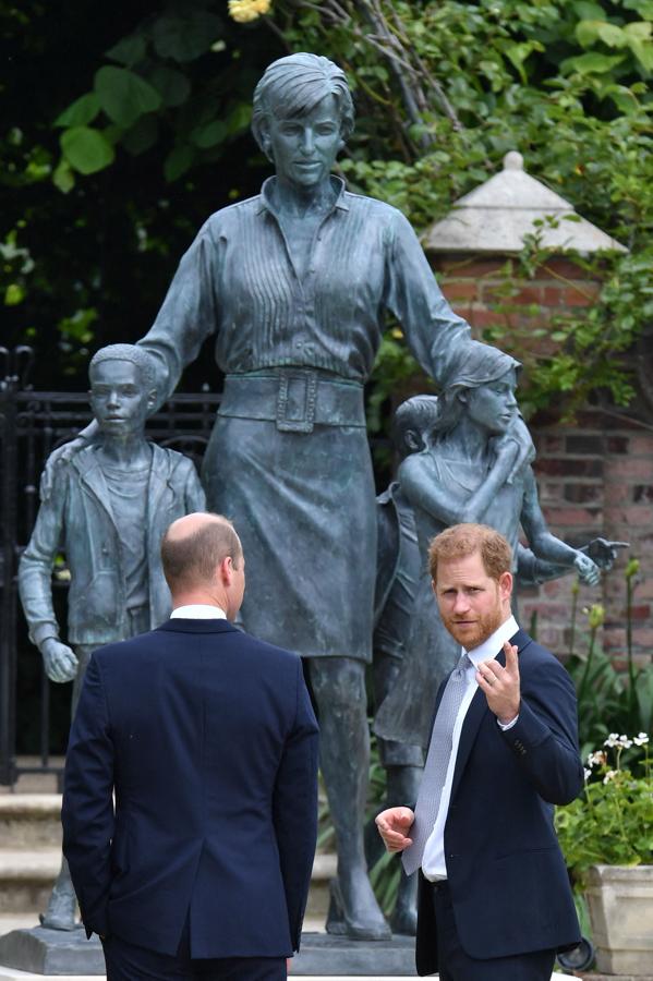 Ian Rank-Broadley ha sido el encargado de realizar la estatua colocada en el remodelado Jardín Hundido del Palacio de Kensington. 