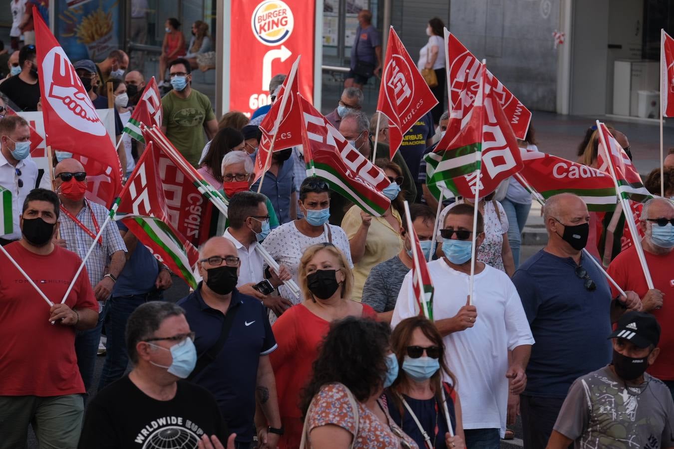 Fotos: La manifestación de Airbus recorre las calles de Cádiz