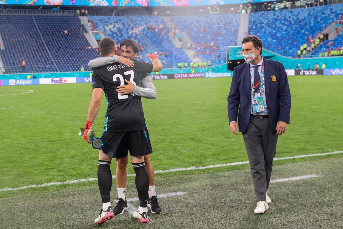 Unai Simón celebra que ha sido nombrado mejor jugador del partido contra Suiza. 