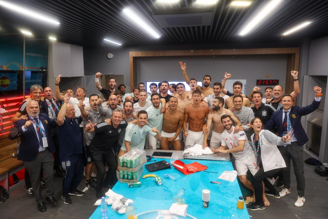 Los futbolistas de la selección española celebran la clasificación. 