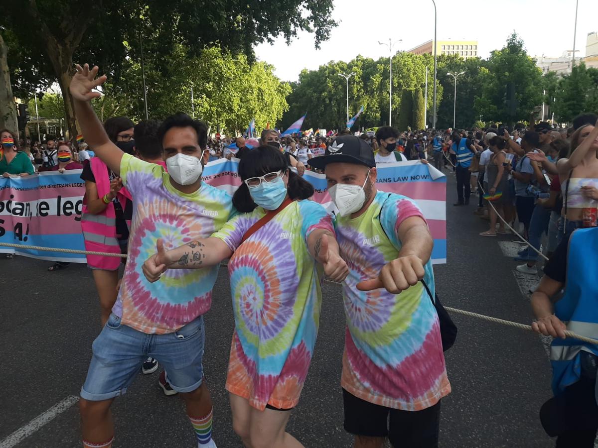 Tres asistentes celebran el Orgullo, sin carrozas ni escenarios debido a la crisis sanitaria. 