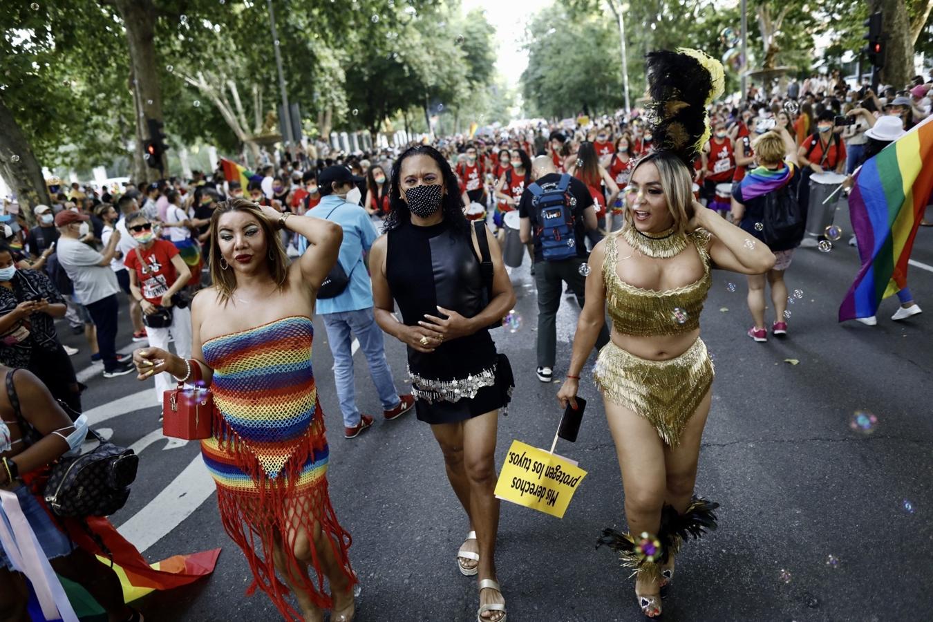 Tres mujeres transexuales recorren la marcha junto a miles de asistentes. 