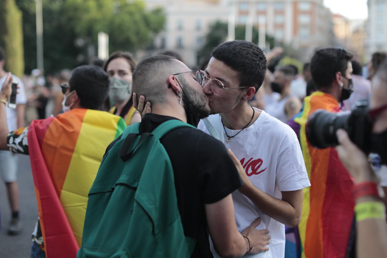 Dos jóvenes se besan en el Paseo del Prado. 