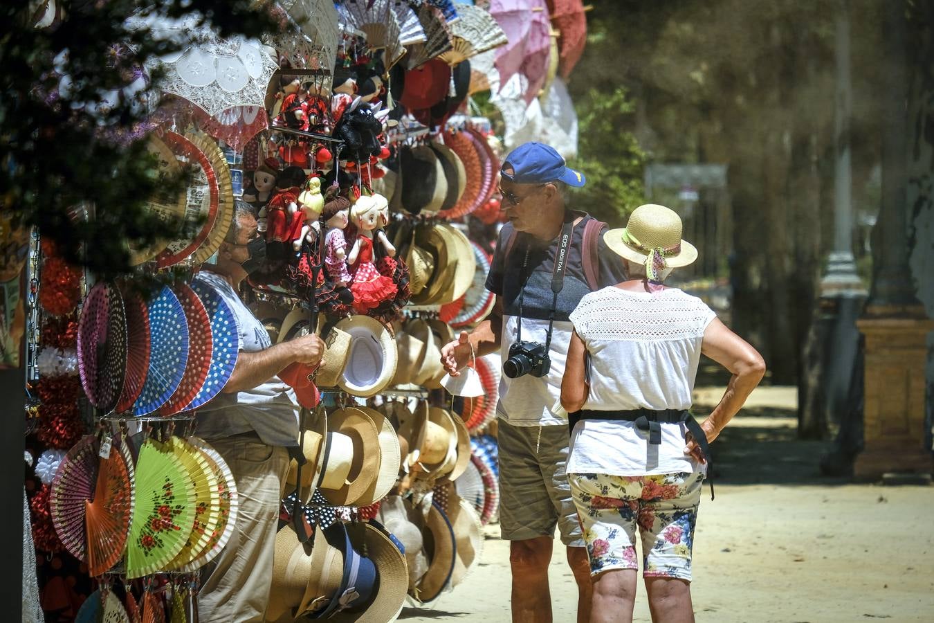 Turistas pasean por las zonas monumentales de Sevilla pese a las altas temperaturas