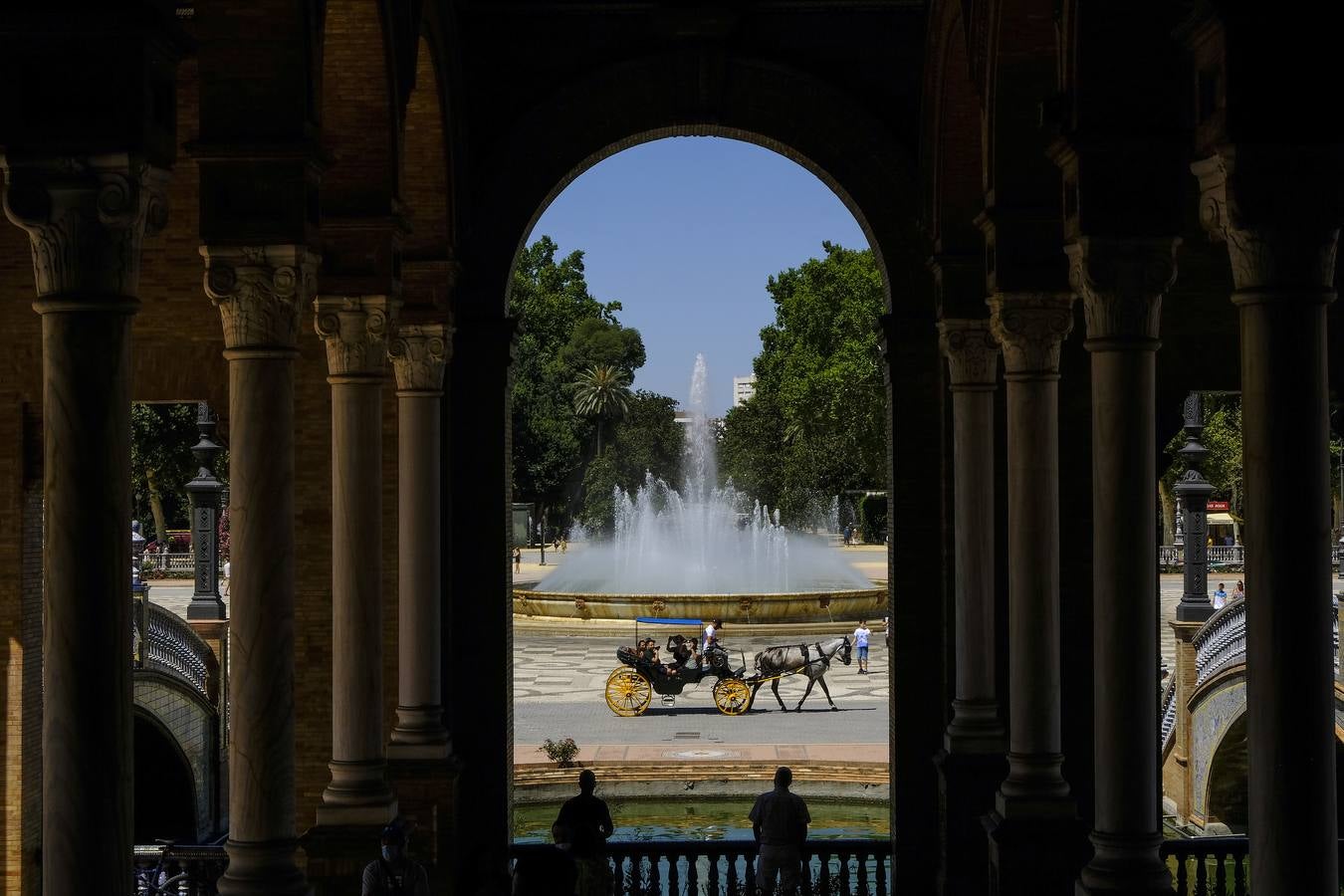 Turistas pasean por las zonas monumentales de Sevilla pese a las altas temperaturas