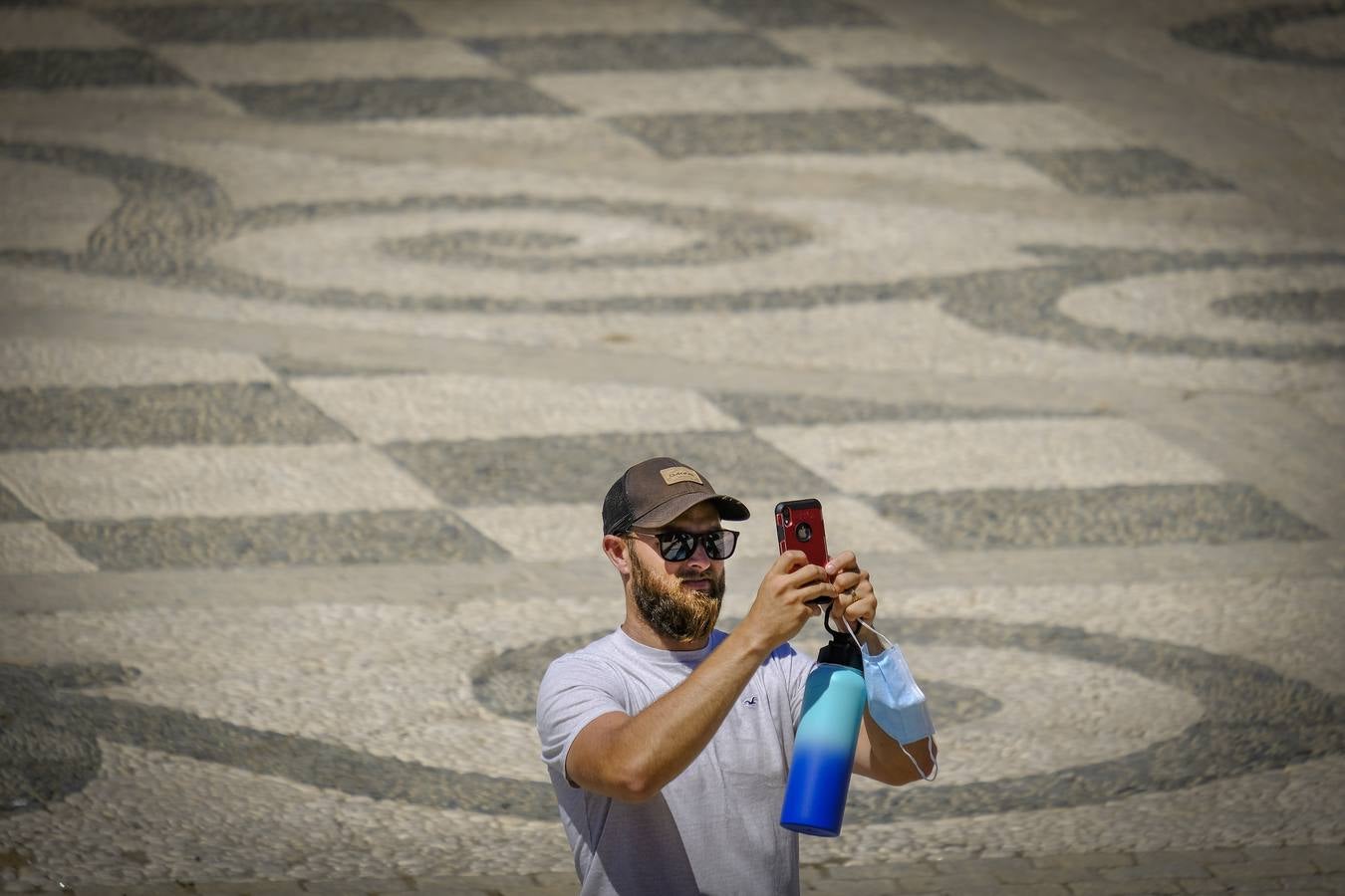 Turistas pasean por las zonas monumentales de Sevilla pese a las altas temperaturas