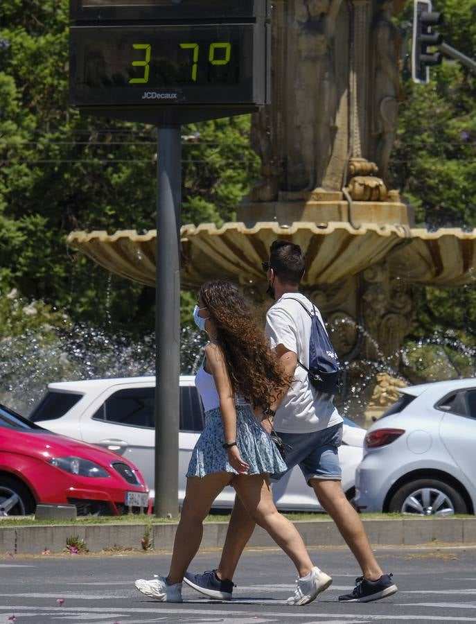 Turistas pasean por las zonas monumentales de Sevilla pese a las altas temperaturas