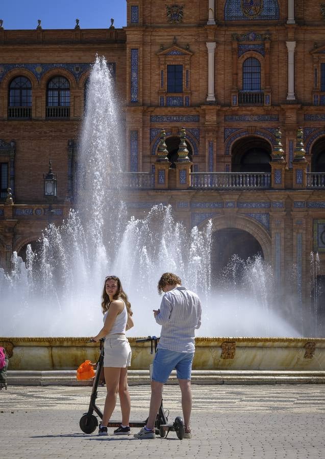 Turistas pasean por las zonas monumentales de Sevilla pese a las altas temperaturas