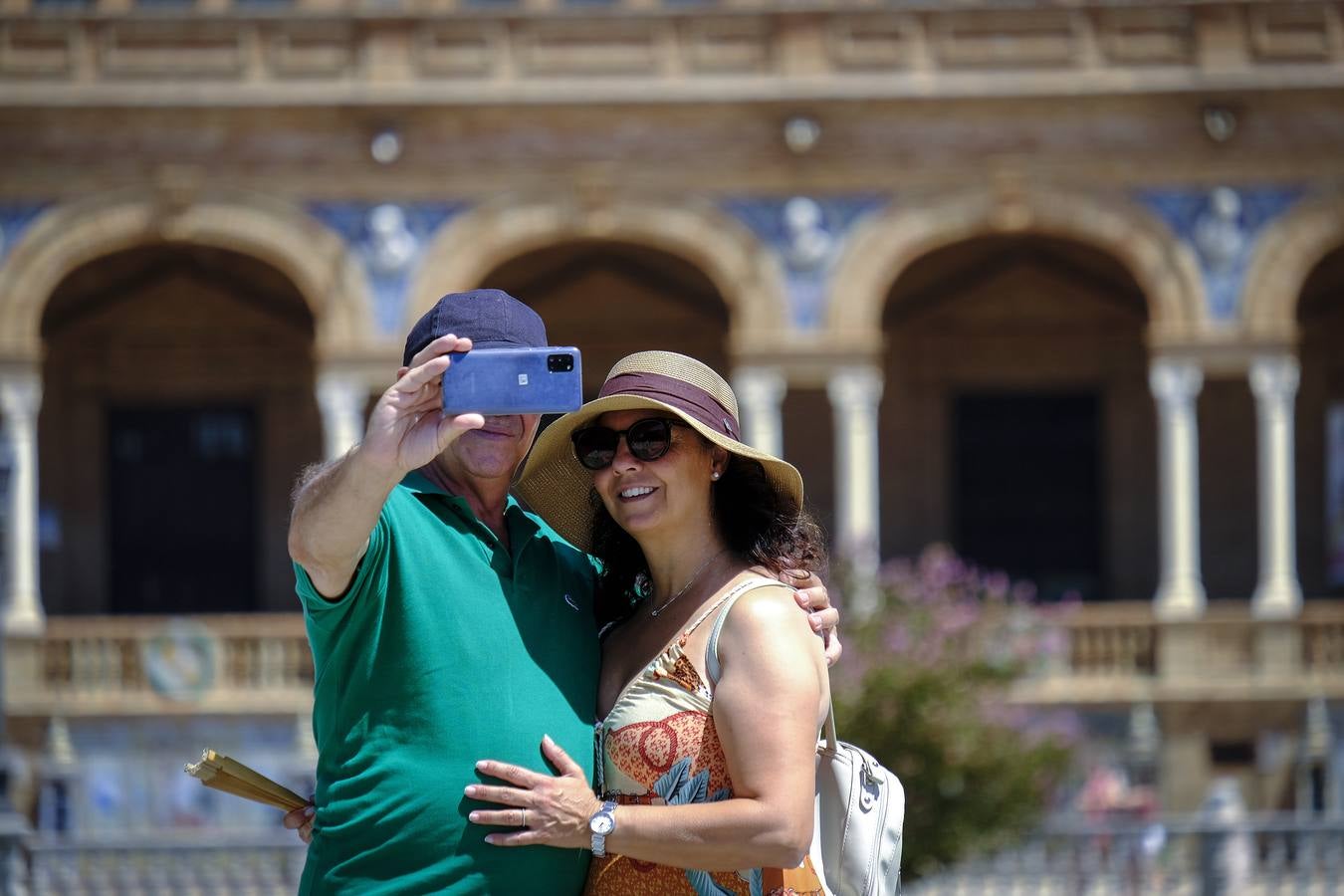 Turistas pasean por las zonas monumentales de Sevilla pese a las altas temperaturas