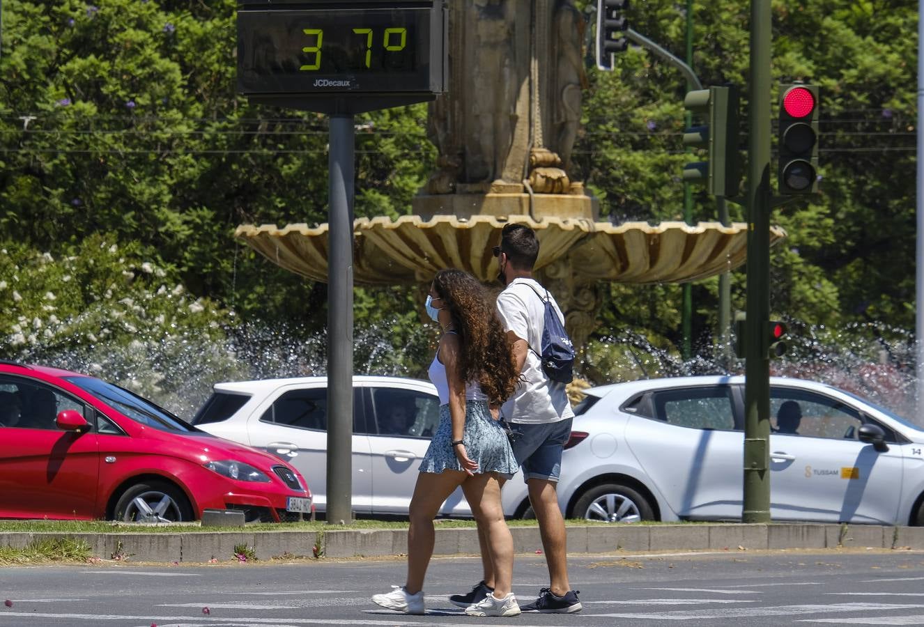 Turistas pasean por las zonas monumentales de Sevilla pese a las altas temperaturas