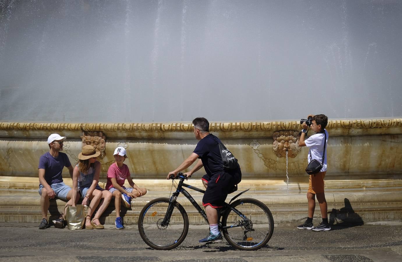 Turistas pasean por las zonas monumentales de Sevilla pese a las altas temperaturas