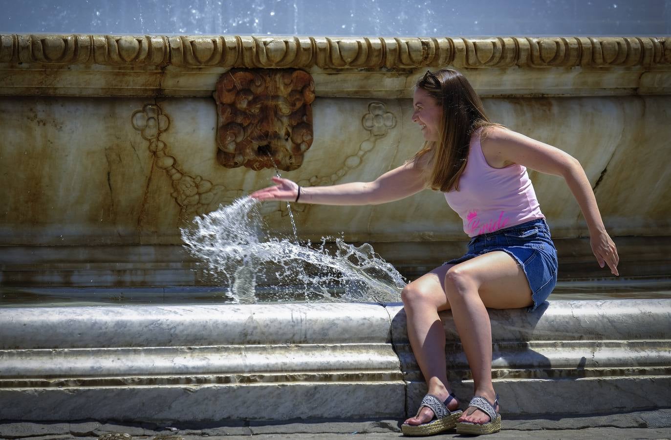 Turistas pasean por las zonas monumentales de Sevilla pese a las altas temperaturas