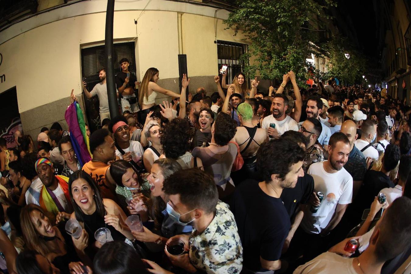 Cientos de personas se congregaron desde primera hora de la noche en el barrio de Chueca para beber alcohol en grupo. 