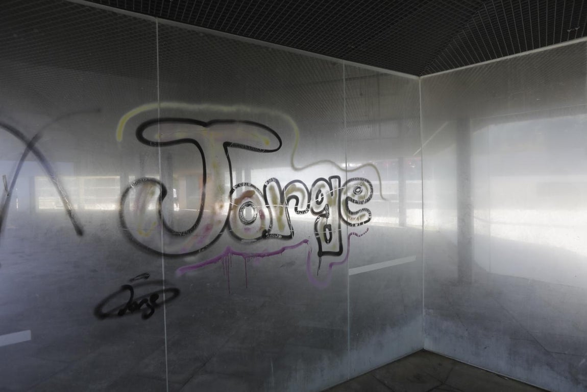 Abandono total de la pérgola de Santa Bárbara