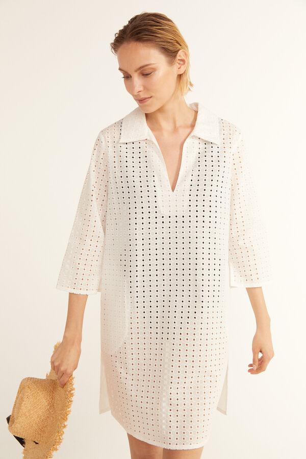 Cortefiel - Vestidos blancos de rebajas. Caftán tipo túnica de sángalo, escote en pico y cuello camisero, de Cortefiel. Precio: 24,99€