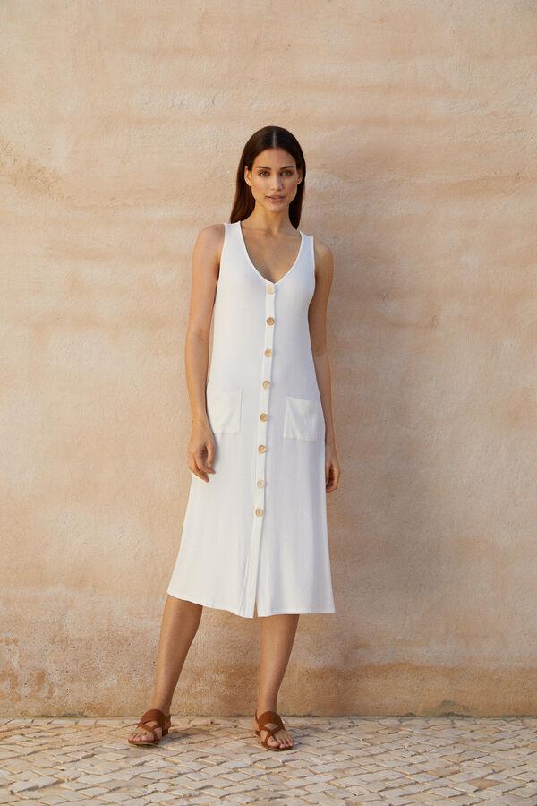 Slowlove - Vestidos blancos de rebajas. Vestido de canalé midi con abotonadura de madera en el centro delantero, de Slowlove. Precio: 34,99€