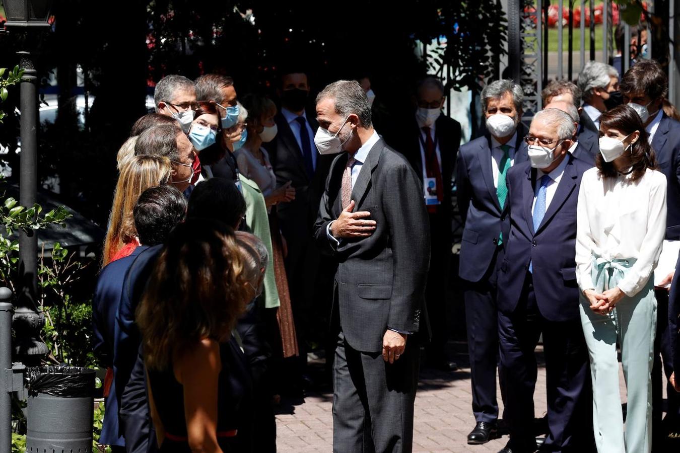 El rey Felipe a su llegada al homenaje organizado por la Asociación Mundial de Juristas a la jueza estadounidense Ruth Bader en reconocimiento a su compromiso con la defensa del Estado de derecho, este lunes en la Casa de América de Madrid. 