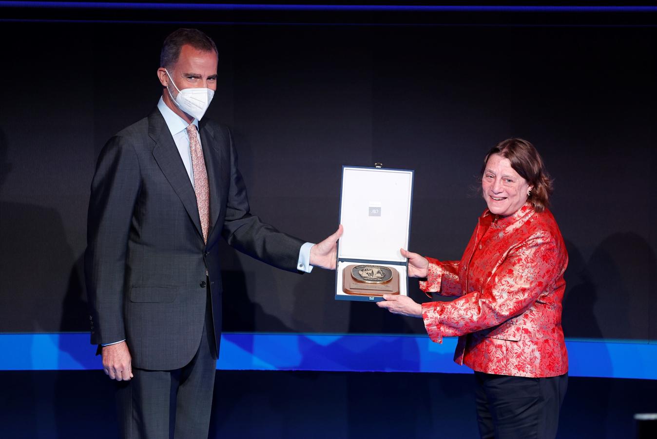 El rey Felipe entrega un reconocimiento a Jane Ginsburg, profesora de la Columbia Law School, hija de la magistrada estadounidense Ruth Bader Ginsburg, fallecida el pasado noviembre, durante el Congreso que la Asociación Mundial de Juristas ha celebrado el lunes. 