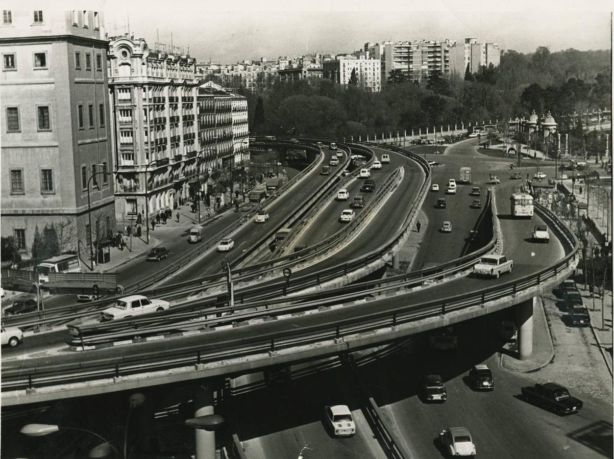 El antiguo 'scalextric' de Atocha. En 1968 se inauguró el paso elevado sobre la glorieta de Carlos V, en Atocha, para solucionar el caos circulatorio en la zona. Medía 1.266 metros de longitud y permitiía que el tráfico se moviese en trece direcciones a través de sus tres pasos elevados.