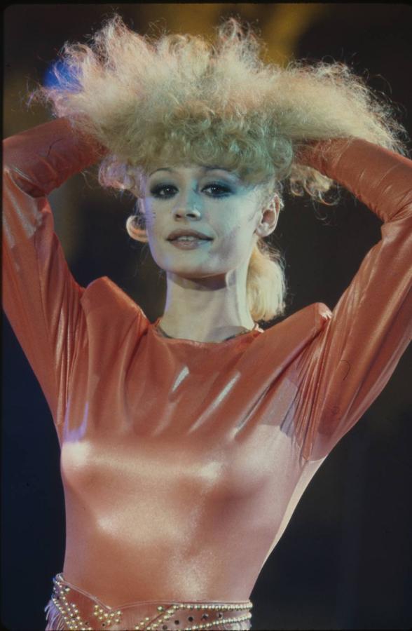 Tenemos 'Para hacer bien el amor', tema legendario ya, pero otros menos conocidos hablaban de la homosexualidad (en la canción 'Lucas', dedicada a un chico del que se enamoró). 