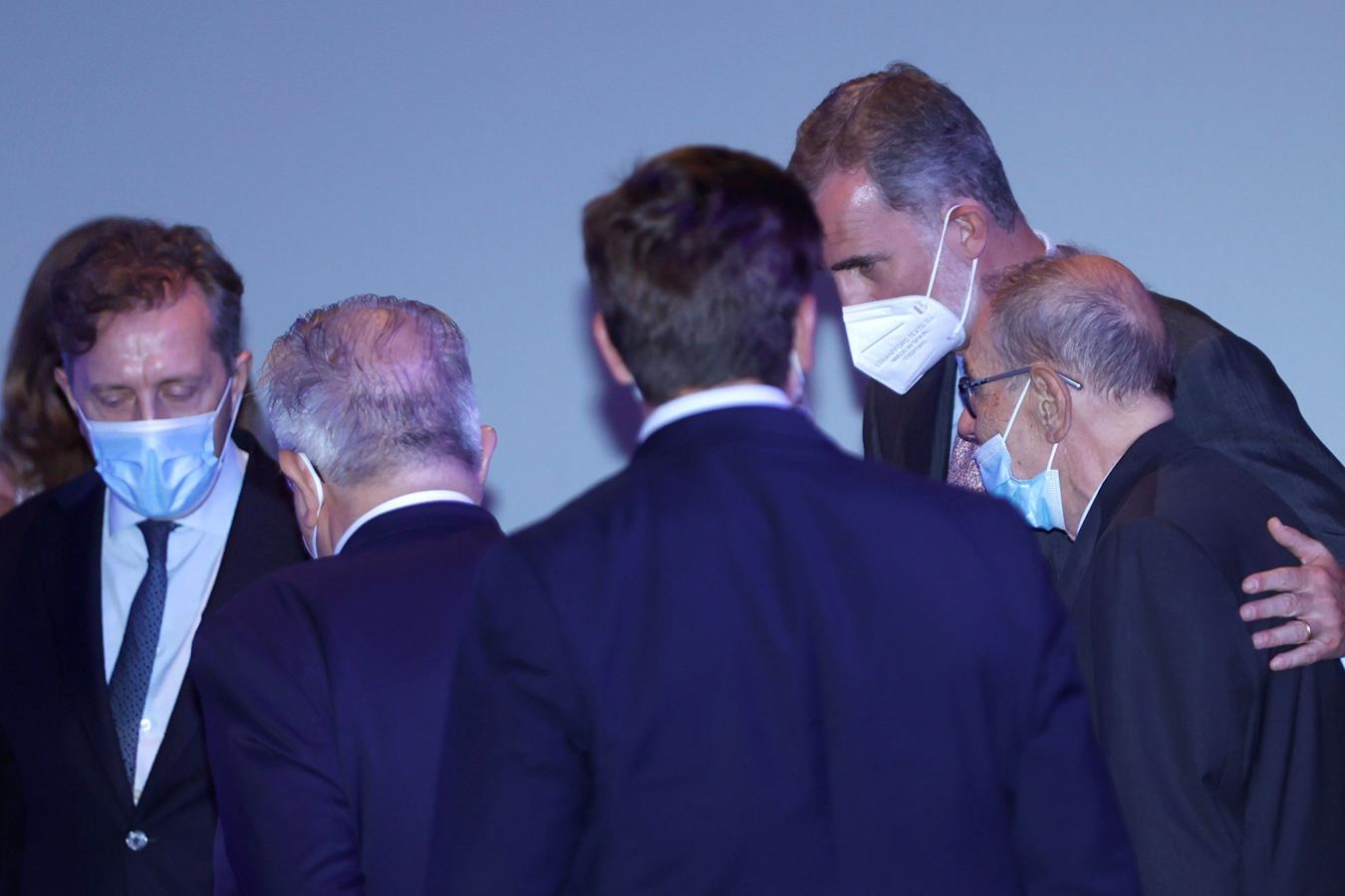 El rey Felipe VI (2d) junto al ex secretario general de la OTAN y ex portavoz del Gobierno de España, Javier Solana (d), durante el Congreso que la Asociación Mundial de Juristas ha celebrado este lunes. 