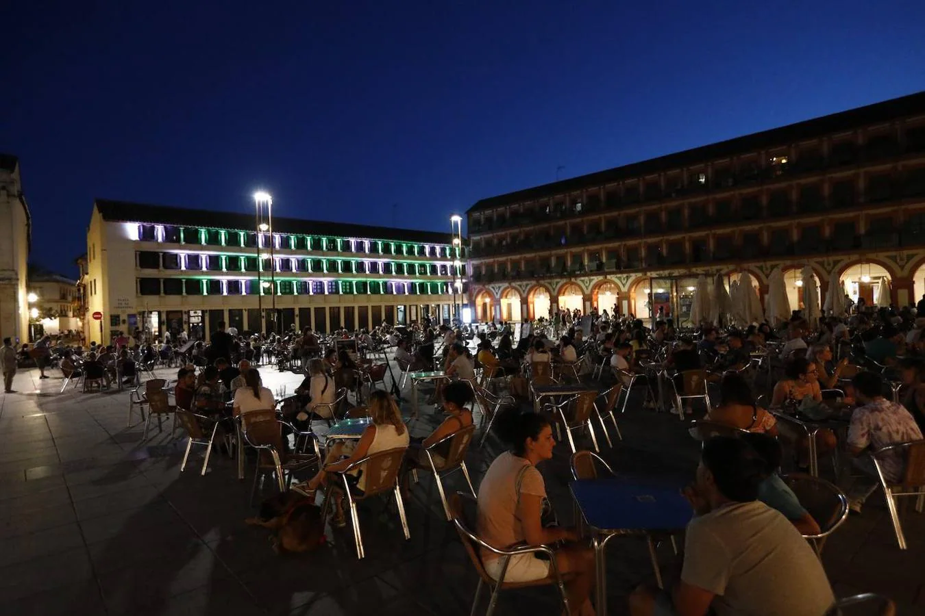 La iluminación del edificio de UCOCultura de Córdoba, en imágenes