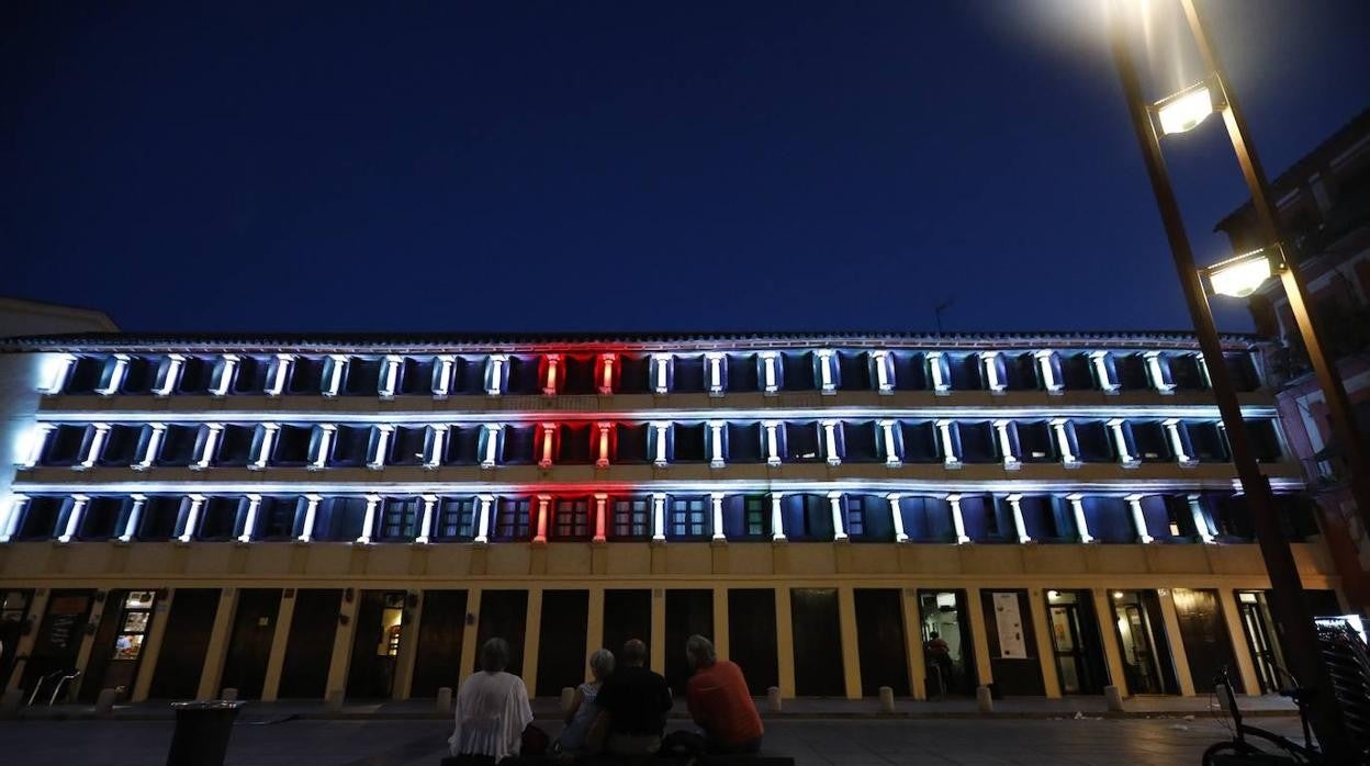 La iluminación del edificio de UCOCultura de Córdoba, en imágenes