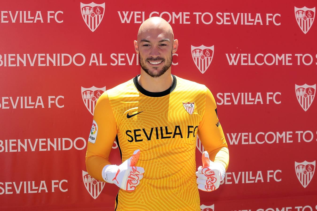 Presentación del nuevo portero del Sevilla Marko Dmitrovic