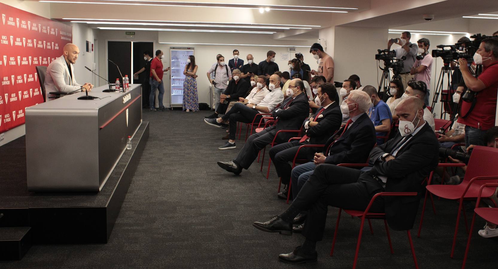 Presentación del nuevo portero del Sevilla Marko Dmitrovic