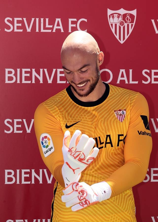 Presentación del nuevo portero del Sevilla Marko Dmitrovic