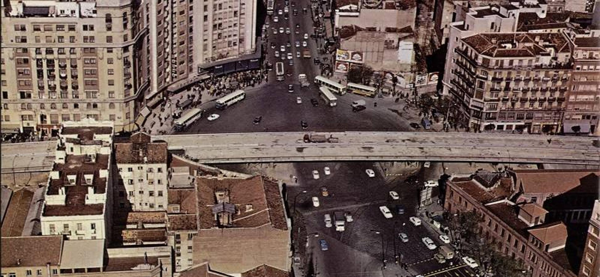 El puente sobre Cuatro Caminos. El 'scalextric' de Cuatro Caminos se erigió un año después que el de Atocha, en 1969. Sus 383 metros de longitud unían las calles de Raimundo Fernández Villaverde y la Reina Victoria y la pasarela disponía de dos carriles y dos aceras para cada sentido de circulación.