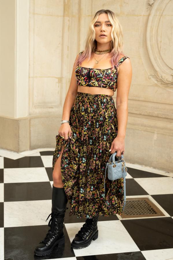 Florence Pugh - Las tendencias de las famosas en París. Los total looks compuestos de falda boho y crop top son una opción muy recurrente en verano. Si las alpargatas y sandalias de tiras suelen ser el calzado con el que más se suelen ver, la que la actriz da un giro al conjunto de Dior al añadir unas botas de motera