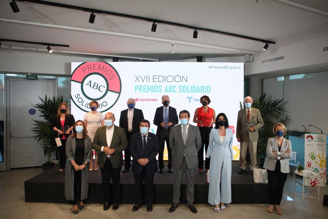 Foto de familia de la XVII edición de ABC Solidario. En la foto, arriba y de izquierda a derecha, los premiados: Marta Rodríguez Belzuz, estudiante de enfermería en la Escuela Universitaria de Enfermería Nuestra Señora de Candelaria; Rosa Aguilar, rectora Magnífica de la Universidad de La Laguna; Javier Salazar, director de la organización Solidaridad, Educación y Desarrollo; Manuel Bretón, presidente de Cáritas Española; Isabel Donado, directora general de la Fundación New Health, y Ernesto García Lechuga, presidente de la Asociación Niños del Tambo. Abajo, de izquierda a derecha: Patricia Colino, directora de Comunicación Externa del Grupo Santander España; Ángel Expósito, director de ‘La Linterna’ de COPE; Ernesto Gasco, Alto Comisionado contra la Pobreza Infantil; Julián Quirós, director de ABC; Eva Fernández, directora global de comunicación de Telefónica, y Rosa Visiedo, rectora de la Universidad CEU San Pablo. 