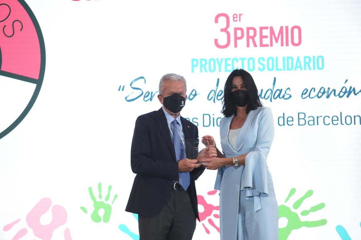 Manuel Bretón, presidente de Cáritas Española y Eva Fernández. directora global de Comunicación de Telefónica. 