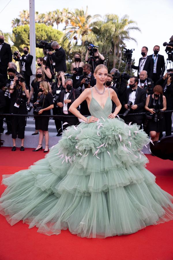 Leonie Hanne - Segunda alfombra roja del Festival de Cannes. Una de las más llamativas de la noche con un voluminoso diseño de gasa en verde menta que presentaba varias filas de volantes en la falda con algunas plumas y pronunciado escote en uve. Lo firma Nicole + Felicia Couture.