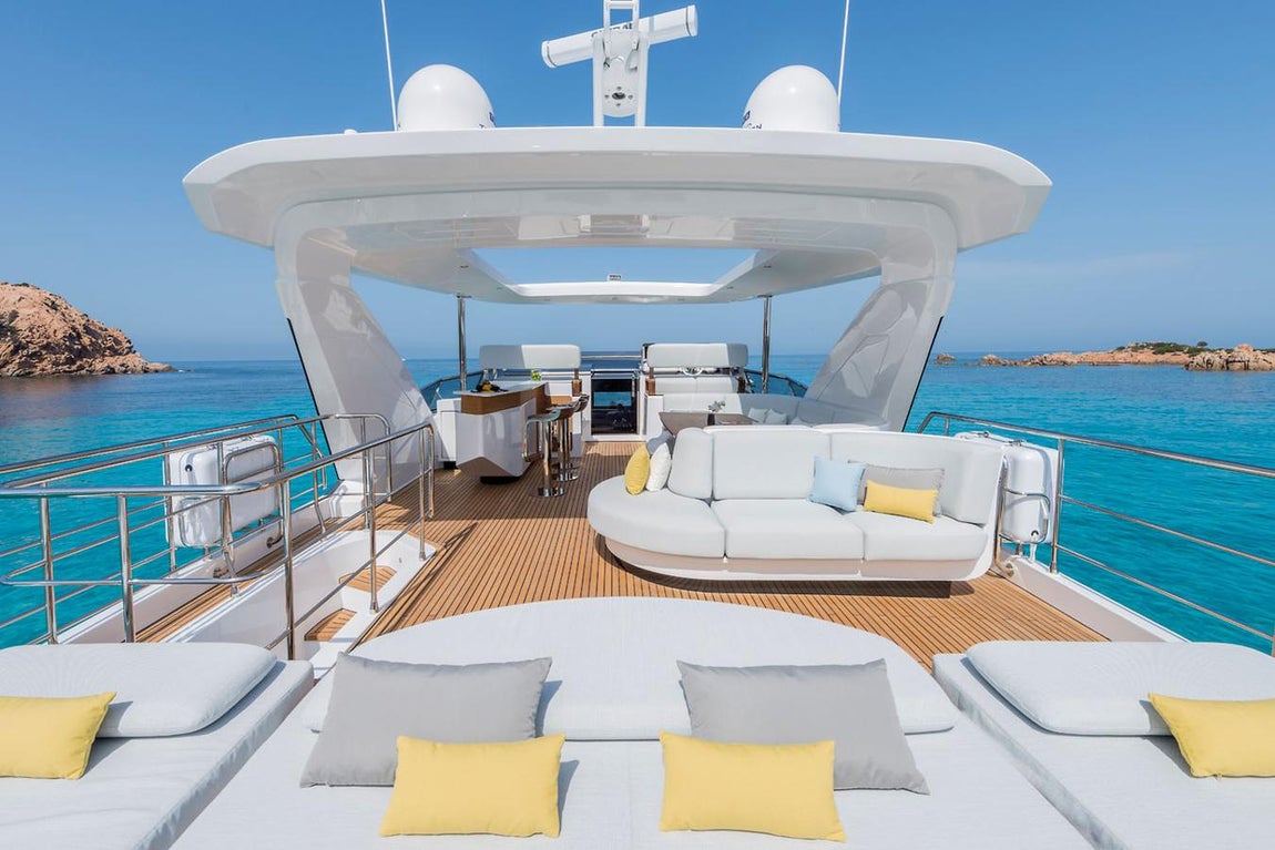 Azimut Grande 27, así es el yate de Cristiano. La cubierta superior posee varios sofás repartidos por en diferentes zonas así como un lounge bar, perfectos para celebrar reuniones de amigos.